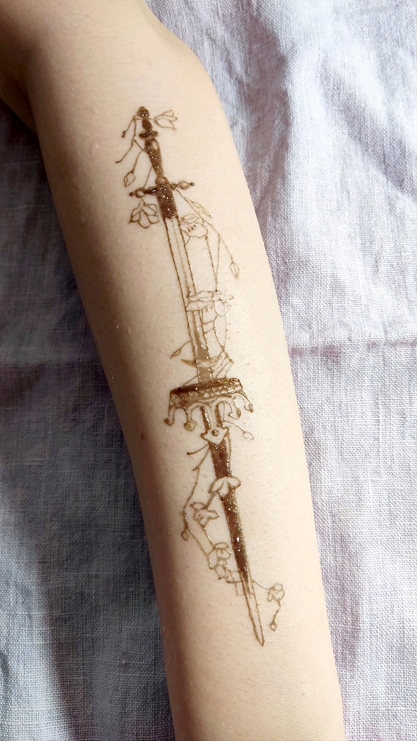 Временная татуировка меч на руке