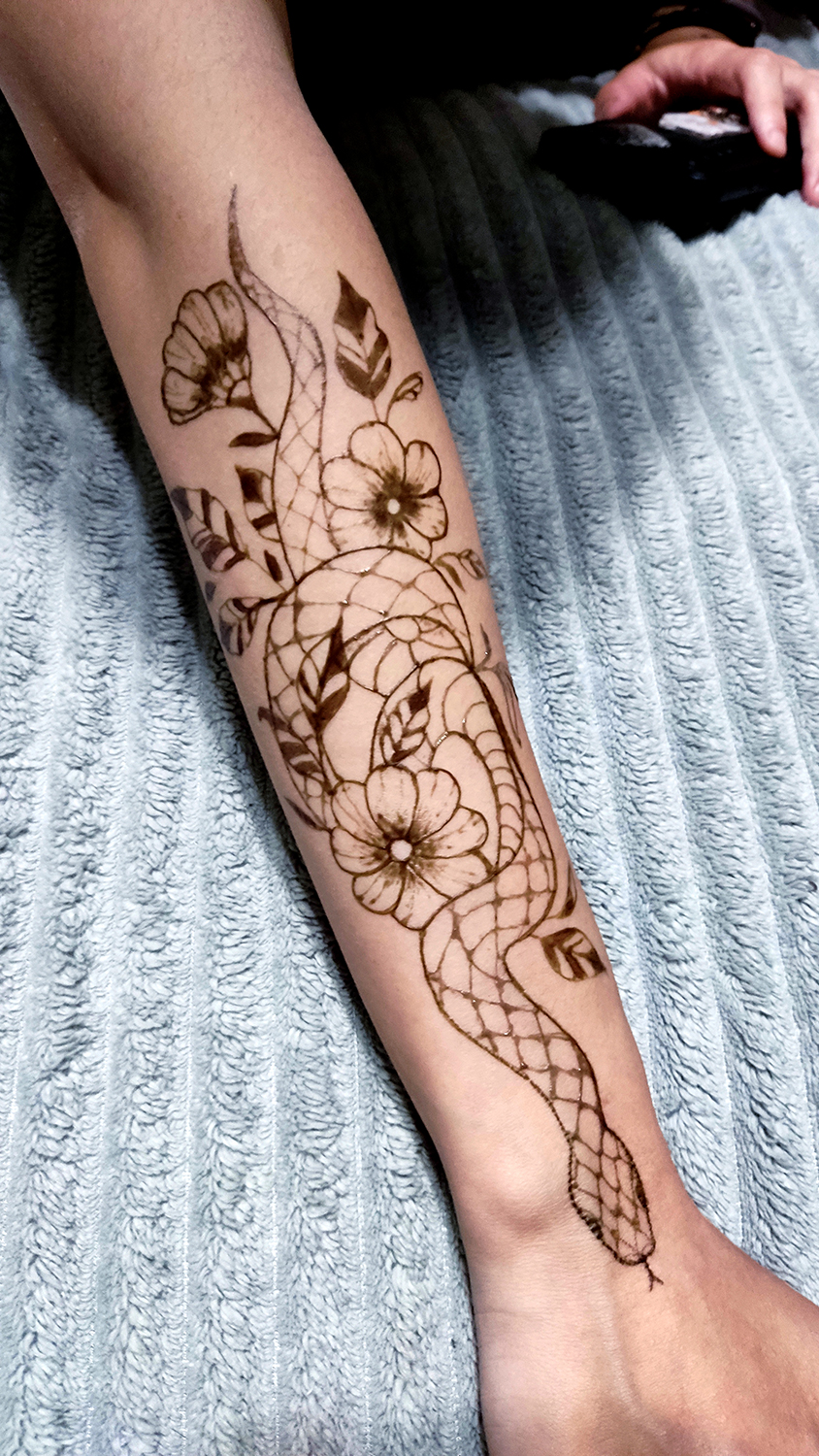 Временная татуировка змея на руке