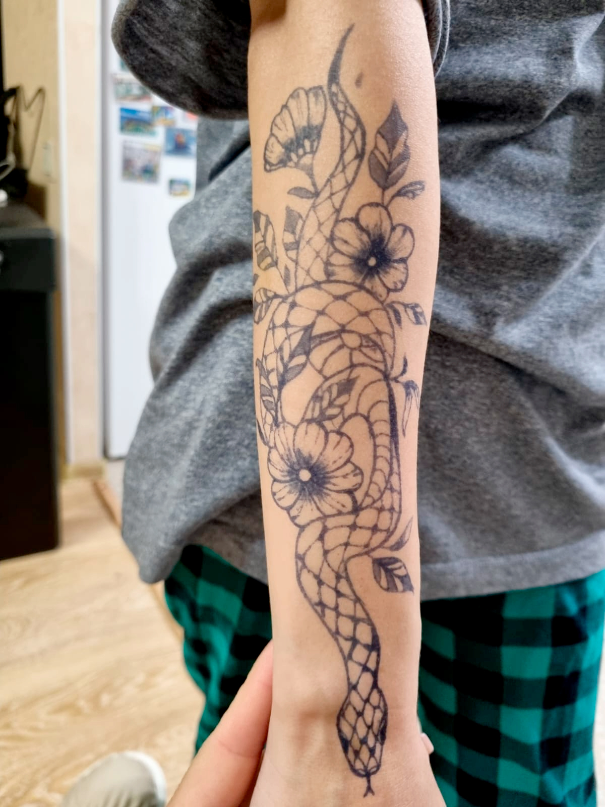 Временная татуировка змея на руке