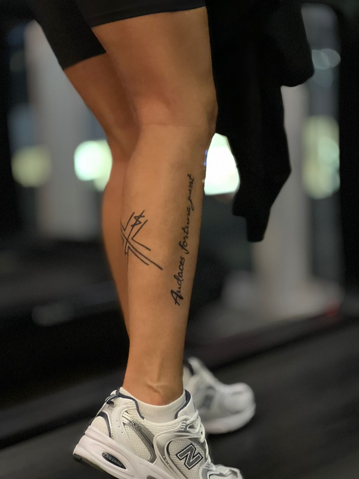 Временная татуировка на ноге