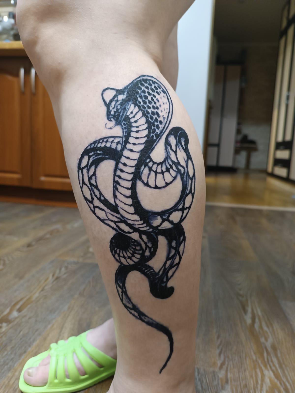Временная татуировка змея на ноге