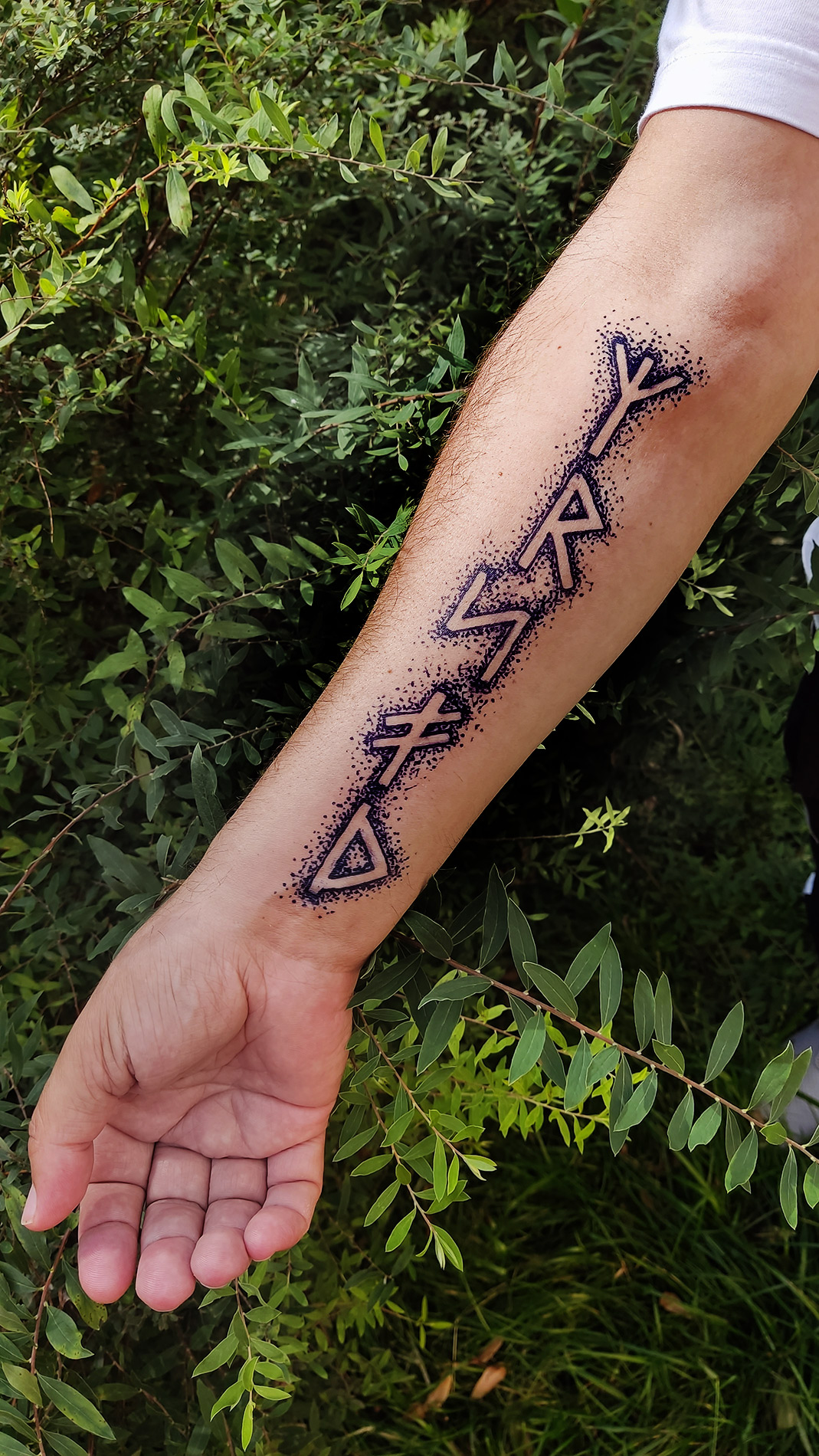 Временная татуировка руны на руке