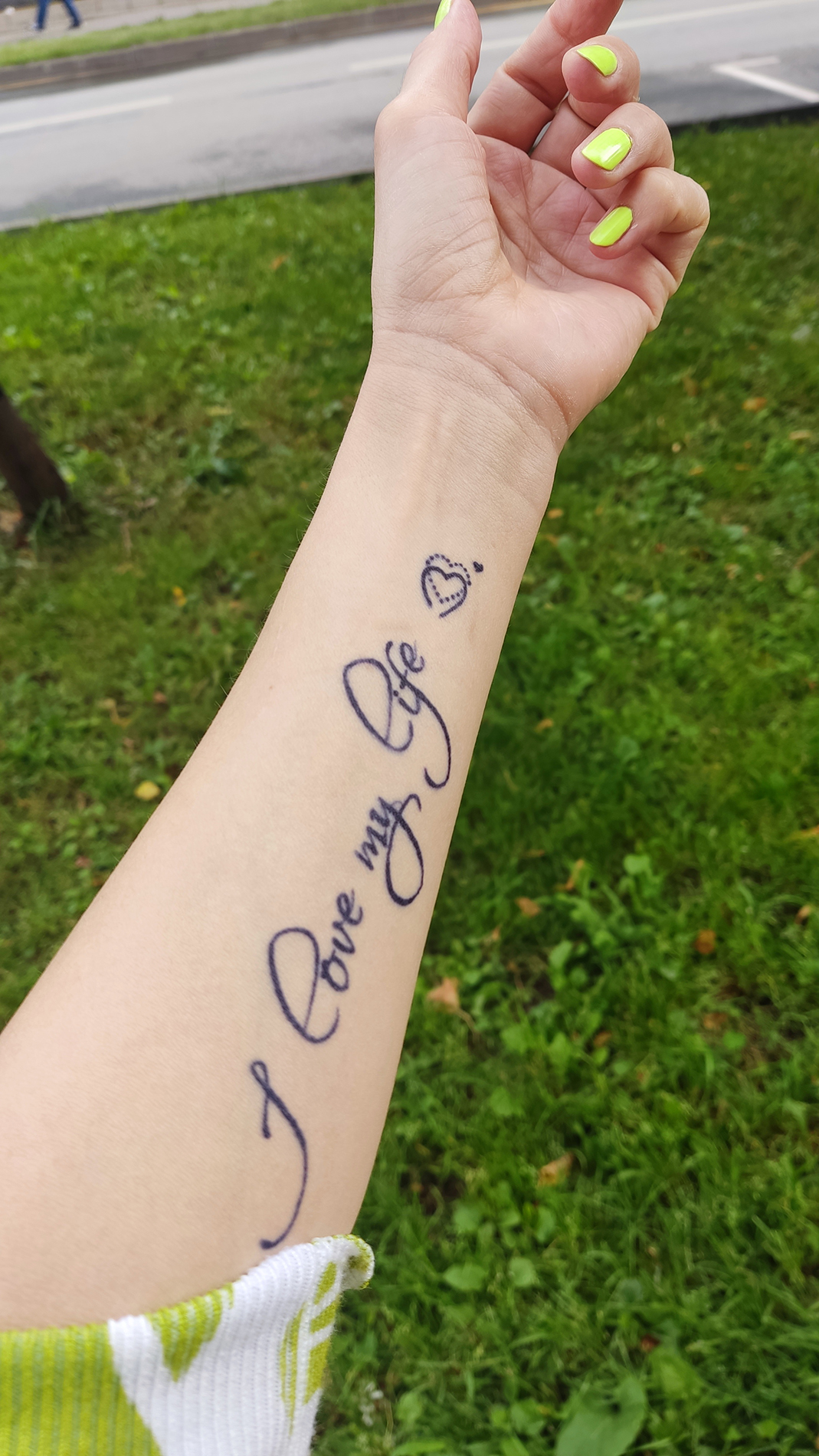 Временная татуировка надпись на руке
