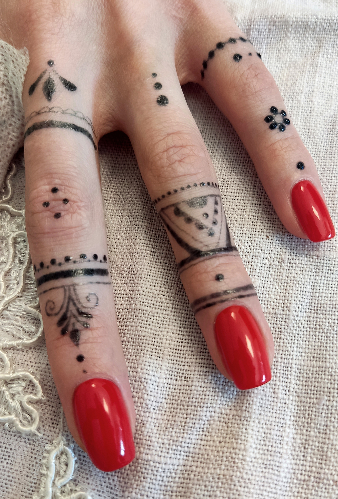 Временная татуировка на пальцах рук