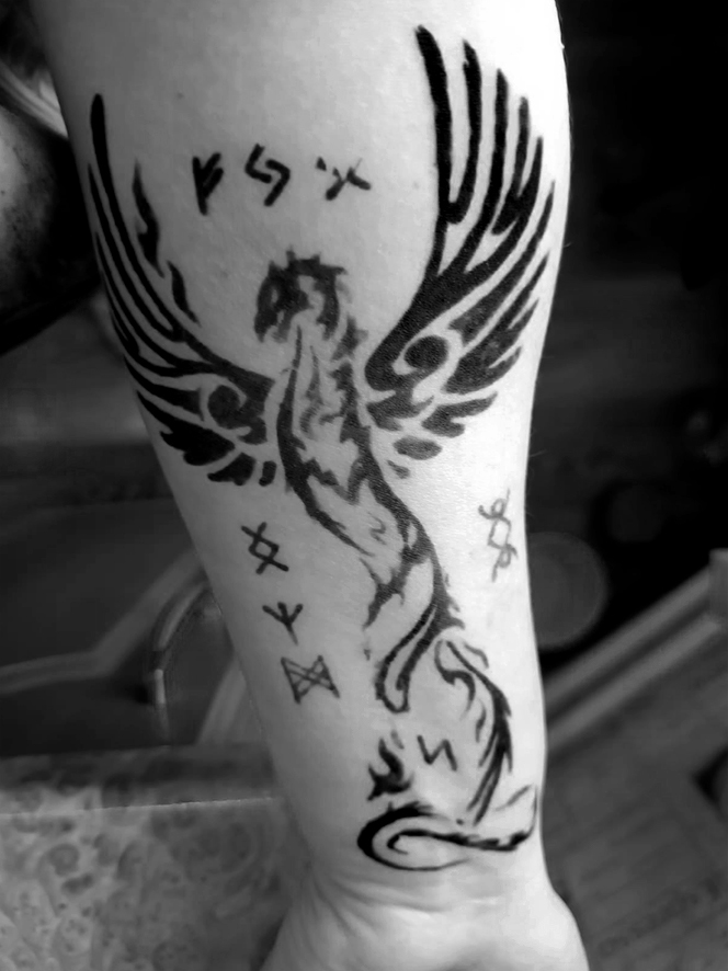 Временная татуировка на руке Феникс
