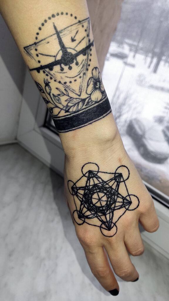Временная татуировка на руке