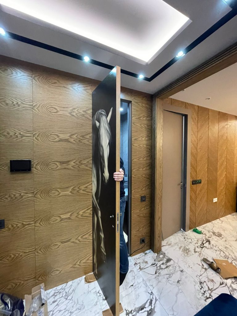 Монтаж разрисованной двери