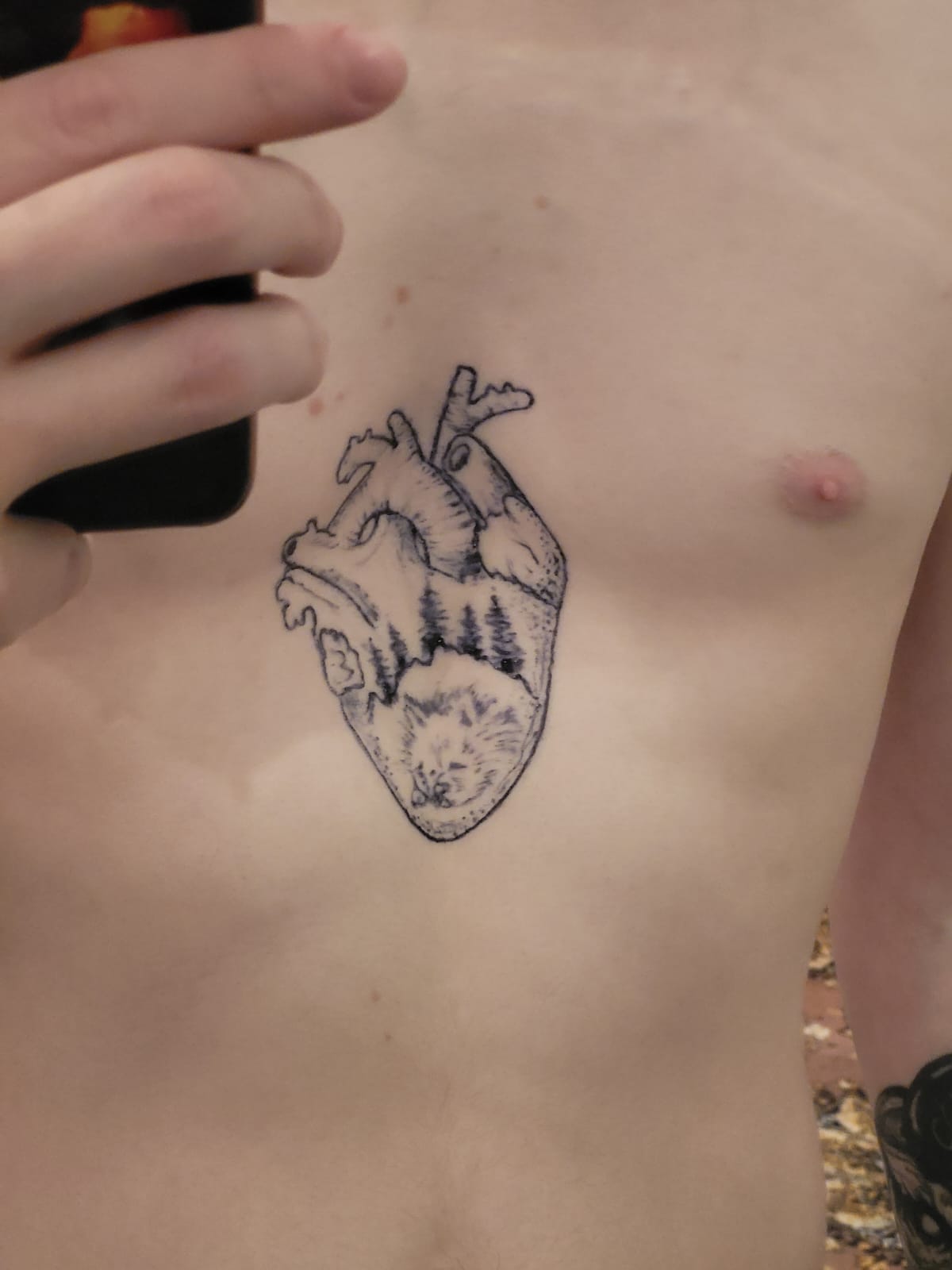 Временная татуировка на груди сердце