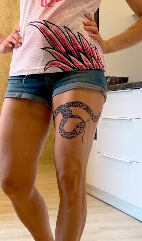 Временная татуировка змея на бедре