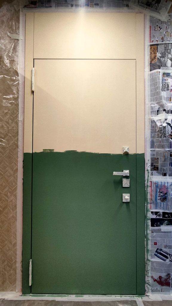 Процесс росписи двери