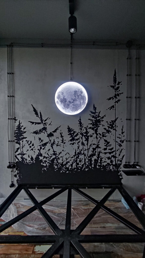 Нарисованное изголовье и светильник в виде луны