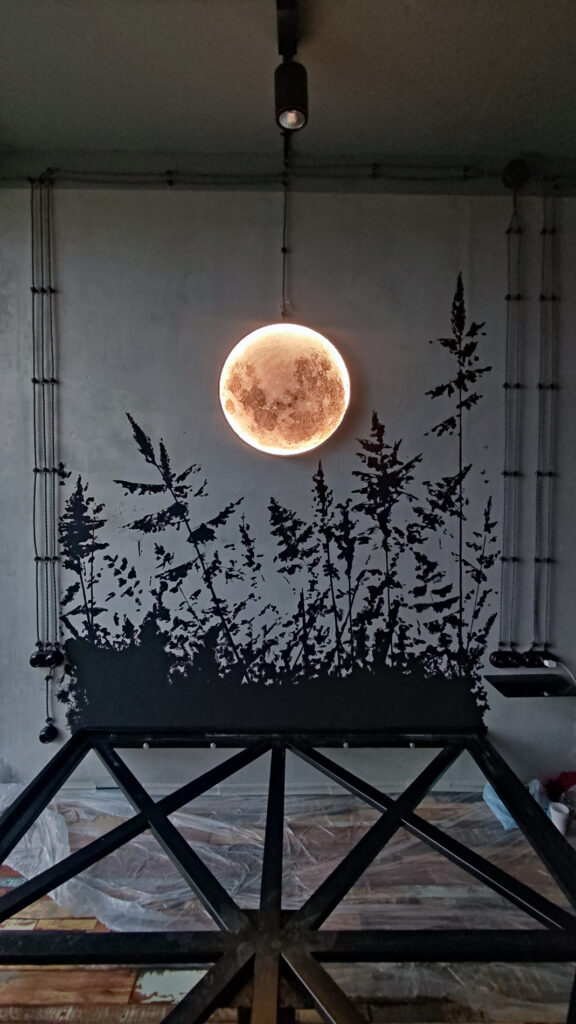 Нарисованное изголовье и светильник в виде луны