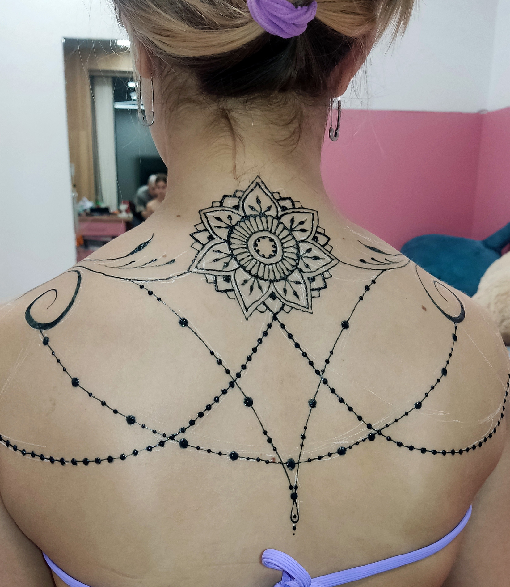 Временная татуировка на спине у девушки